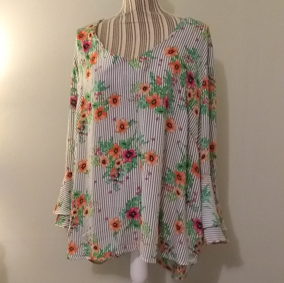 Harlow & Rose Woman Floral Bell Sleeve Blouse NWOT - Picture 1 of 8